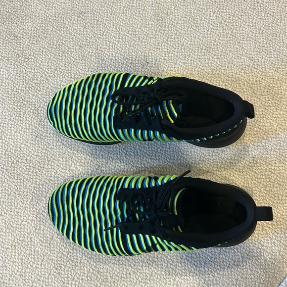 Nike Roshe Two Flyknit - Picture 2 of 7